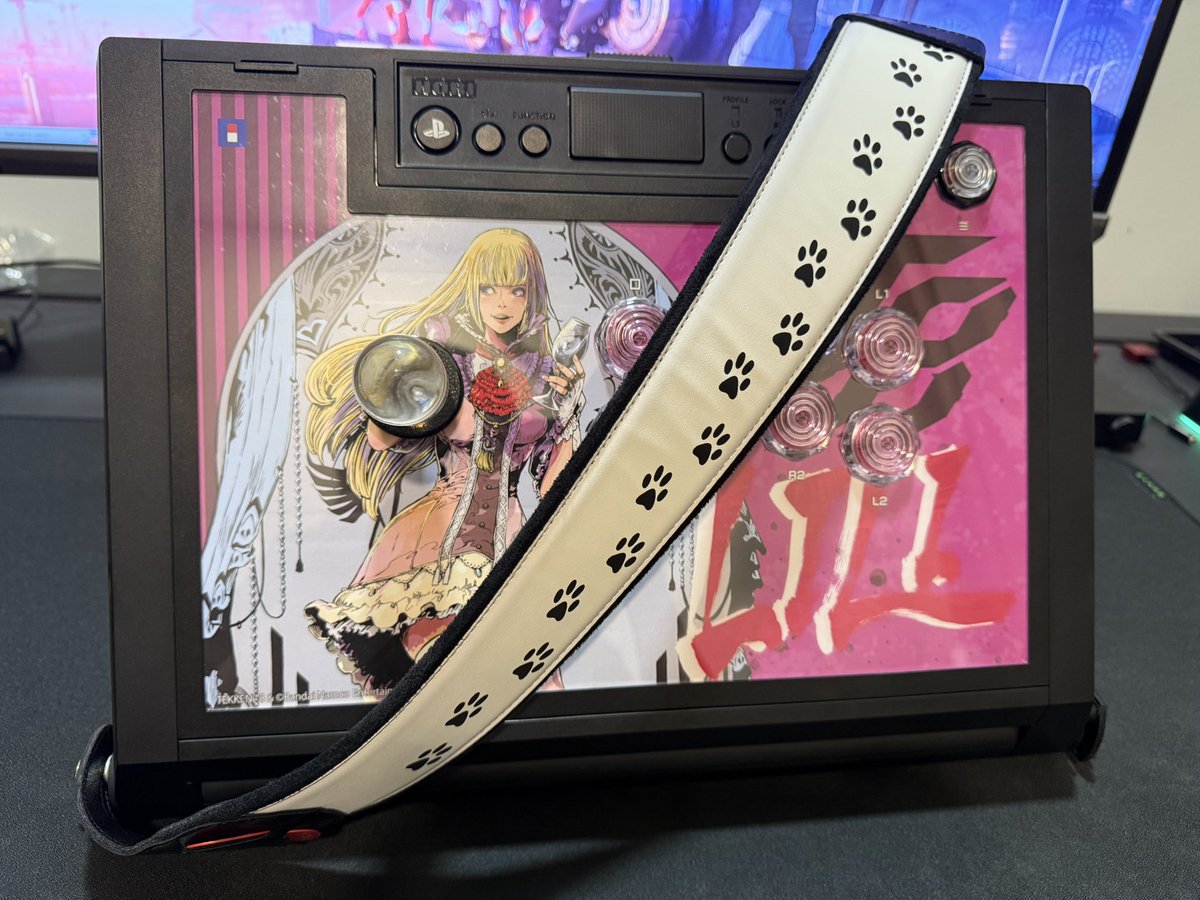 ShinDestinyZero's tweet photo. Added a strap for easy transportation. Decided on this design to pay tribute to Salt.

#hori #horifightingstick #horifightingstickalpha #samducksa #samducksalever #crown309helpme #sitong #koreanlever #rightonstraps #dunlopstraplok #righton https://t.co/BH1A4Sf3bV