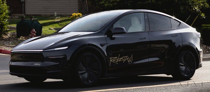 #로보택시잡담 
픽션) 로보택시를 한 대 불렀다.
저 멀리서 모델 Y가 한 대 온다. '저게 내 택시구나!'
모델 Y의 문을 열었다. 안 열린다. "어라, 운전자가 있네?"
아차, 그 차는 일반 모델 Y였다. 😅

그 뒤에 로보택시 데칼이 붙어있는 모델 Y가 있다.
'아! 이거였구나!"

그 이후 이 사람 눈에는