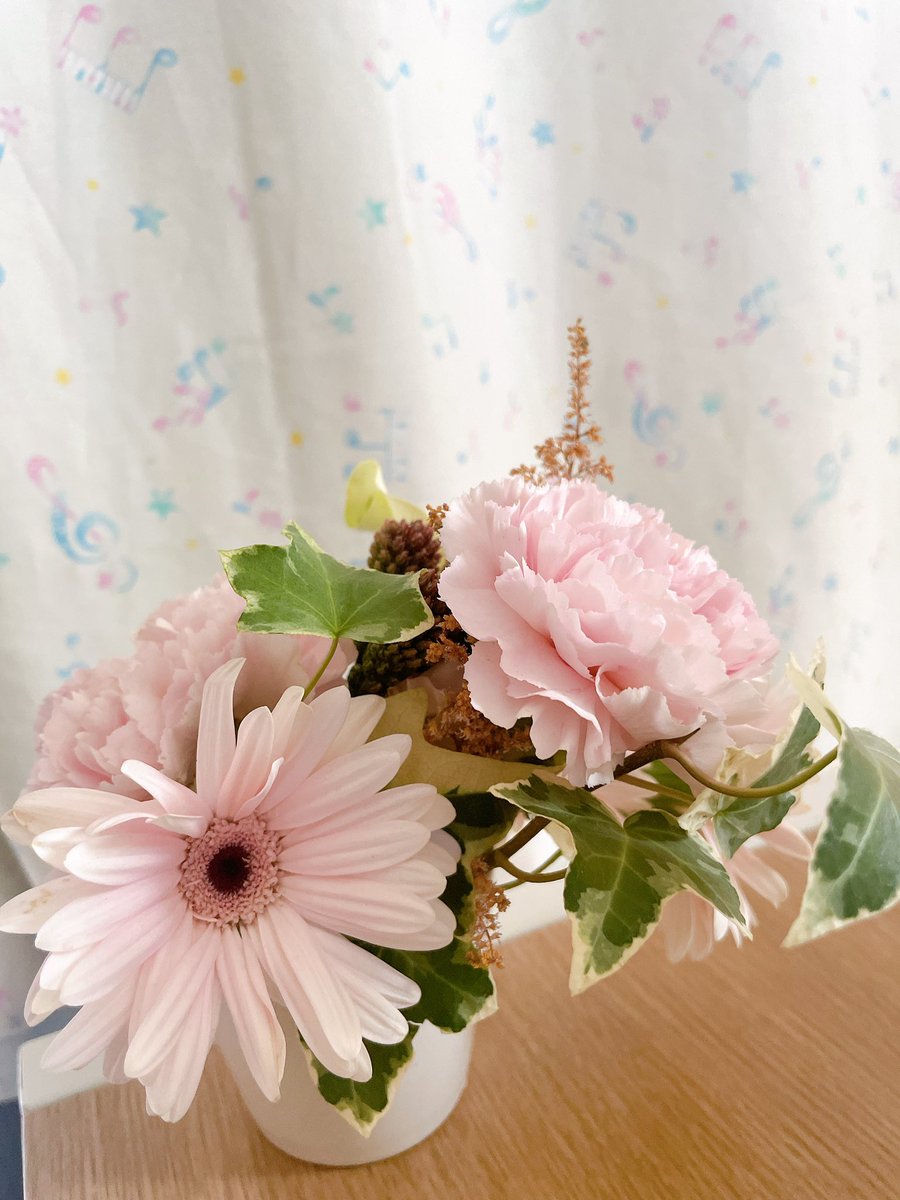 おはようございます。
この季節はいただいたお花もすぐに傷みます。
どんどん短くなってきました。

今週も元気にまいりましょう。