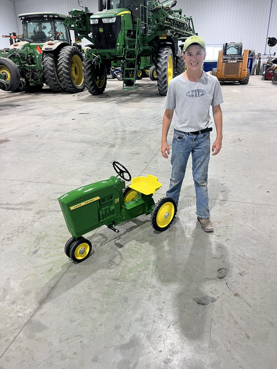 Chad_Spellman's tweet image. My oldest son Jay restored a pedal tractor for #4h tractor is now #andyclean @apasztor82
