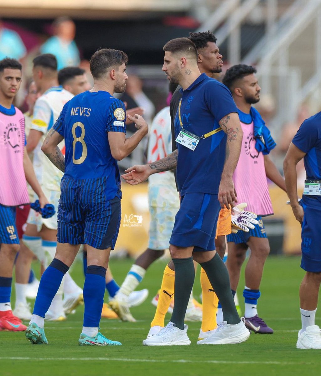 رسالة إلى الطاقم الطبي 

تصرفوووووووا هذا لازم يلعب المباراة الثالثه

تحط له بنج … تحط له علاج طبيعي 

تصرررررررفوا لازم نتأهل