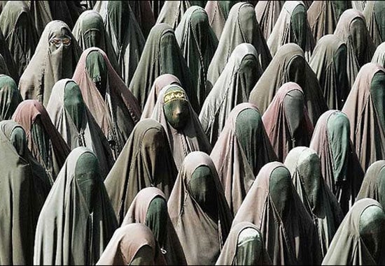 #Trump Las MUJERES DEL #ISLAM Y #MUSULMANAS de Alemania y Francia, FELICES Y CELEBRANDO A TRUMP, esperando que se acabe el TERROR RELIGIOSO DE IRAN, en contra de las mujeres. AÑOS DE OPRESIÓN RELIGIOSA.