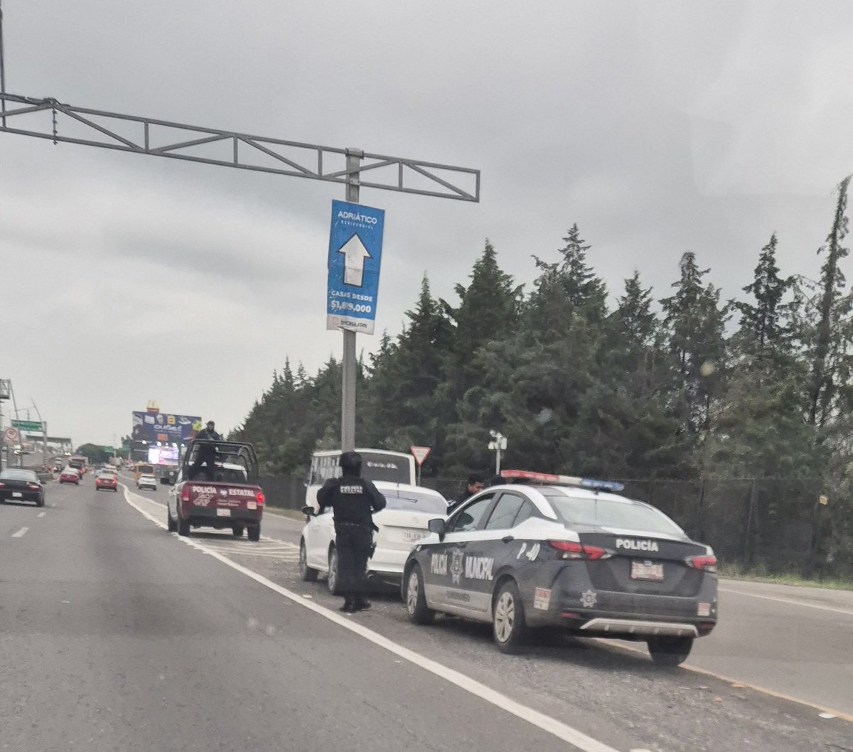 victorerob's tweet photo. #VictorBarrientosReporta 
#LaVozdelosPoblanos

Coche y patrullas detenidos en el acotamiento de la pista Puebla-México, poco antes de la desviación hacia el Outlet. @TribunaVigila https://t.co/9TOWGNcRcm