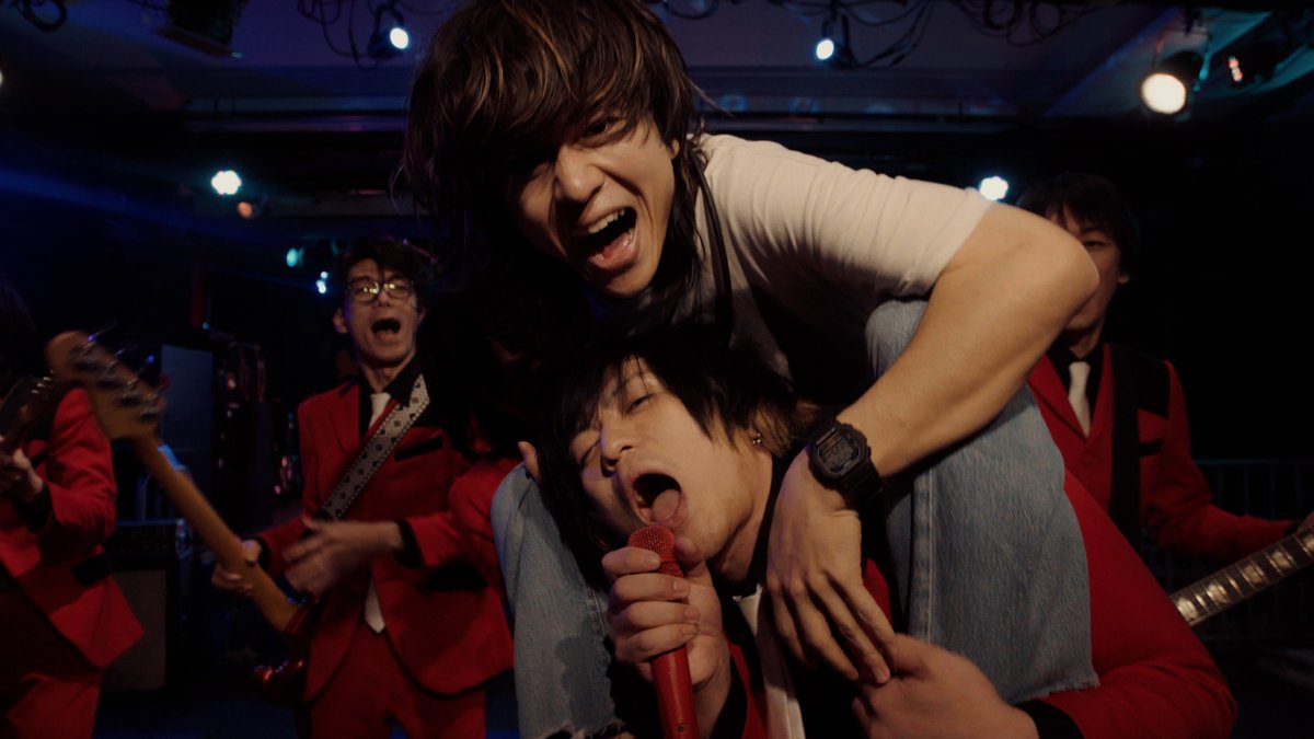 ほい！ビレッジマンズストアによる"PINK (20th ver.)"のビデオをつくりました！彼らのライブでほぼ必ず演奏される代表曲にして、そのアニバーサリーバージョンなので、戦友とも言える彼らの仲間たちとのセッションシーンを東名阪の各都市にて4日間かけて撮影しました。