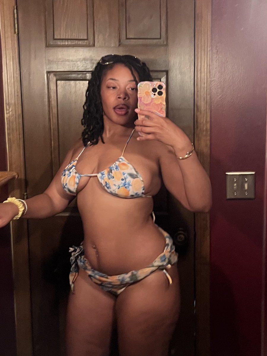 badbitchlexx_'s tweet photo. is it hot in here or is it just me ?🥵 https://t.co/35omrB85ov
