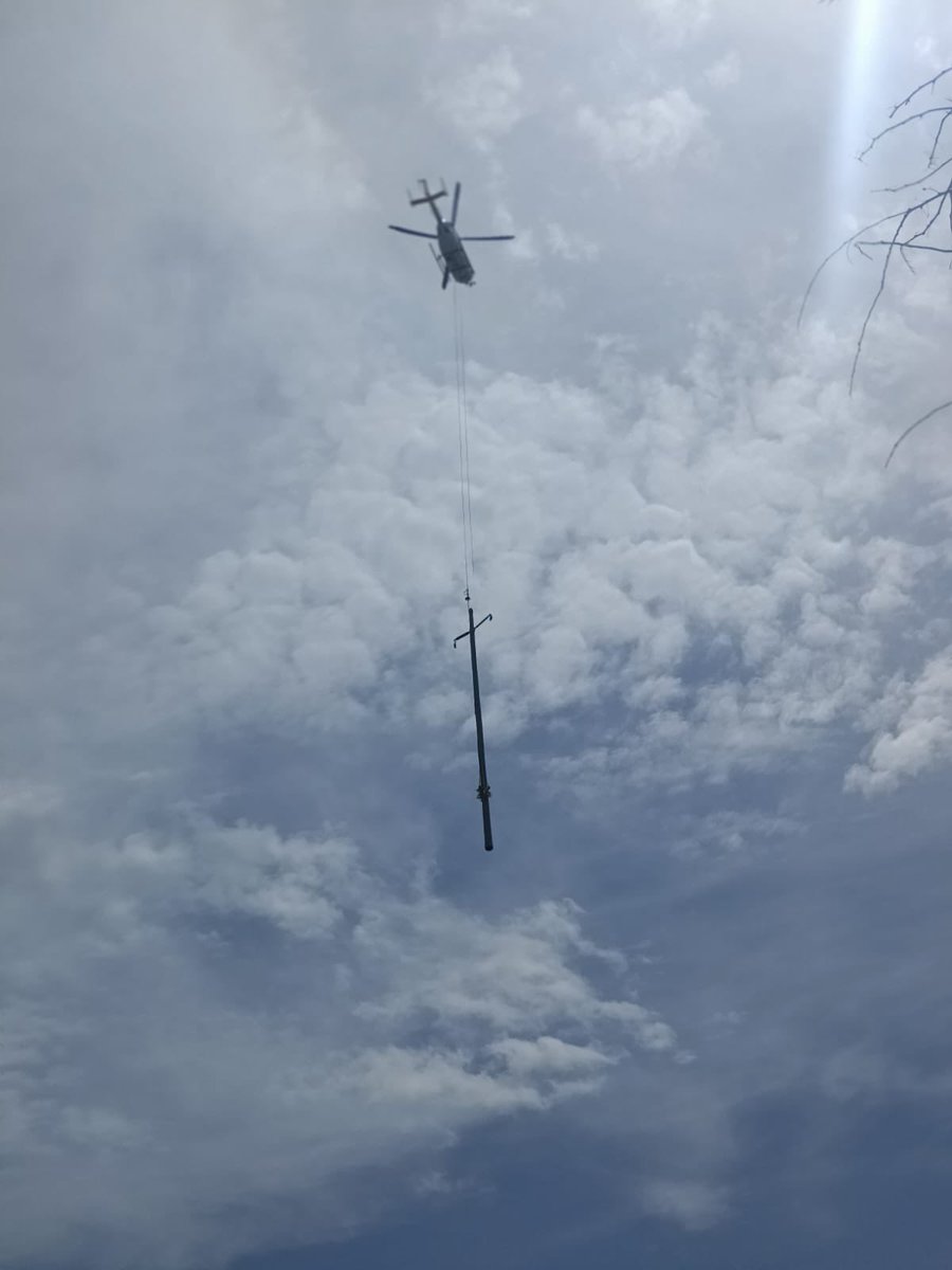 CFEmx's tweet image. 🚁 Nuestros helicópteros trasladan estructuras y apoyan maniobras clave, como el parado de postes de fibra de vidrio en la línea eléctrica, en Pinotepa Nacional, tras el paso del huracán Erick. 

#TemporadaDeHuracanes #HuracánErick
