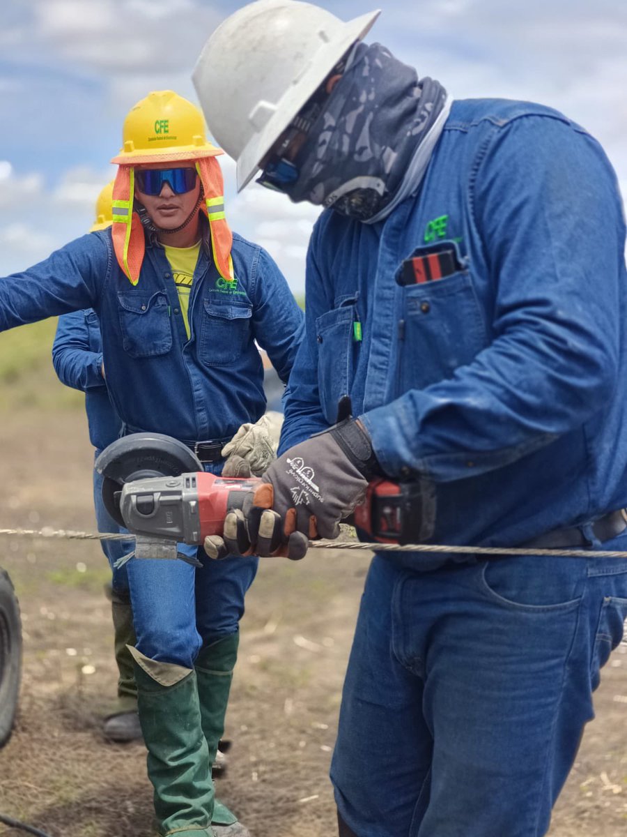 CFEmx's tweet image. 🚁 Nuestros helicópteros trasladan estructuras y apoyan maniobras clave, como el parado de postes de fibra de vidrio en la línea eléctrica, en Pinotepa Nacional, tras el paso del huracán Erick. 

#TemporadaDeHuracanes #HuracánErick