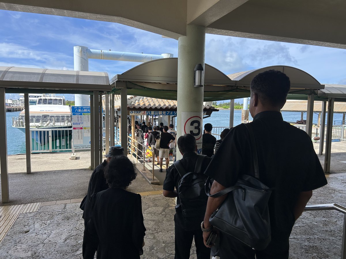 【慰霊の日ドキュメント】23日午前9時18分、石垣市の石垣港離島ターミナルから竹富町出身戦没者追悼式に向かう人々。八重山では3600人余りの住民らが戦争マラリアで亡くなりました。
#沖縄戦 #戦後80年

ryukyushimpo.jp/news/national/…