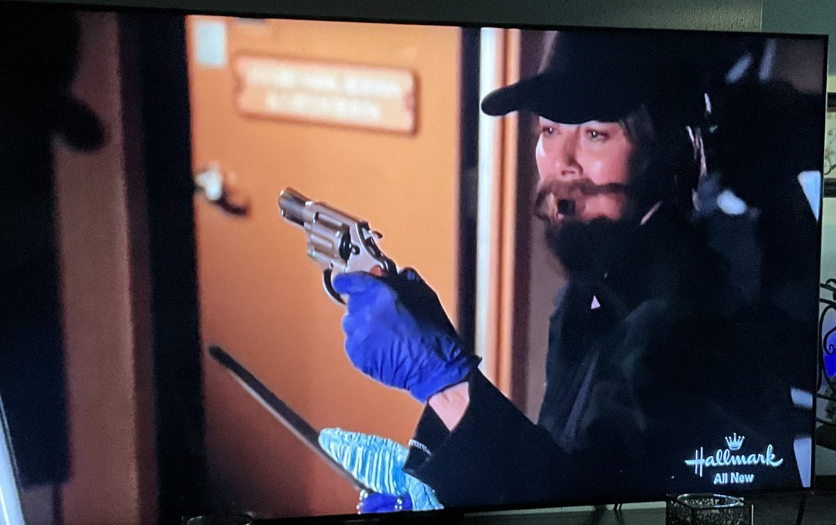 Dolores in disguise!🤣🤣🤣  #HannahSwensen <a href="/Ali_Sweeney/">Alison Sweeney</a> <a href="/webstervictor/">Victor Webster</a> <a href="/BarbaraNiven/">Barbara Niven</a>