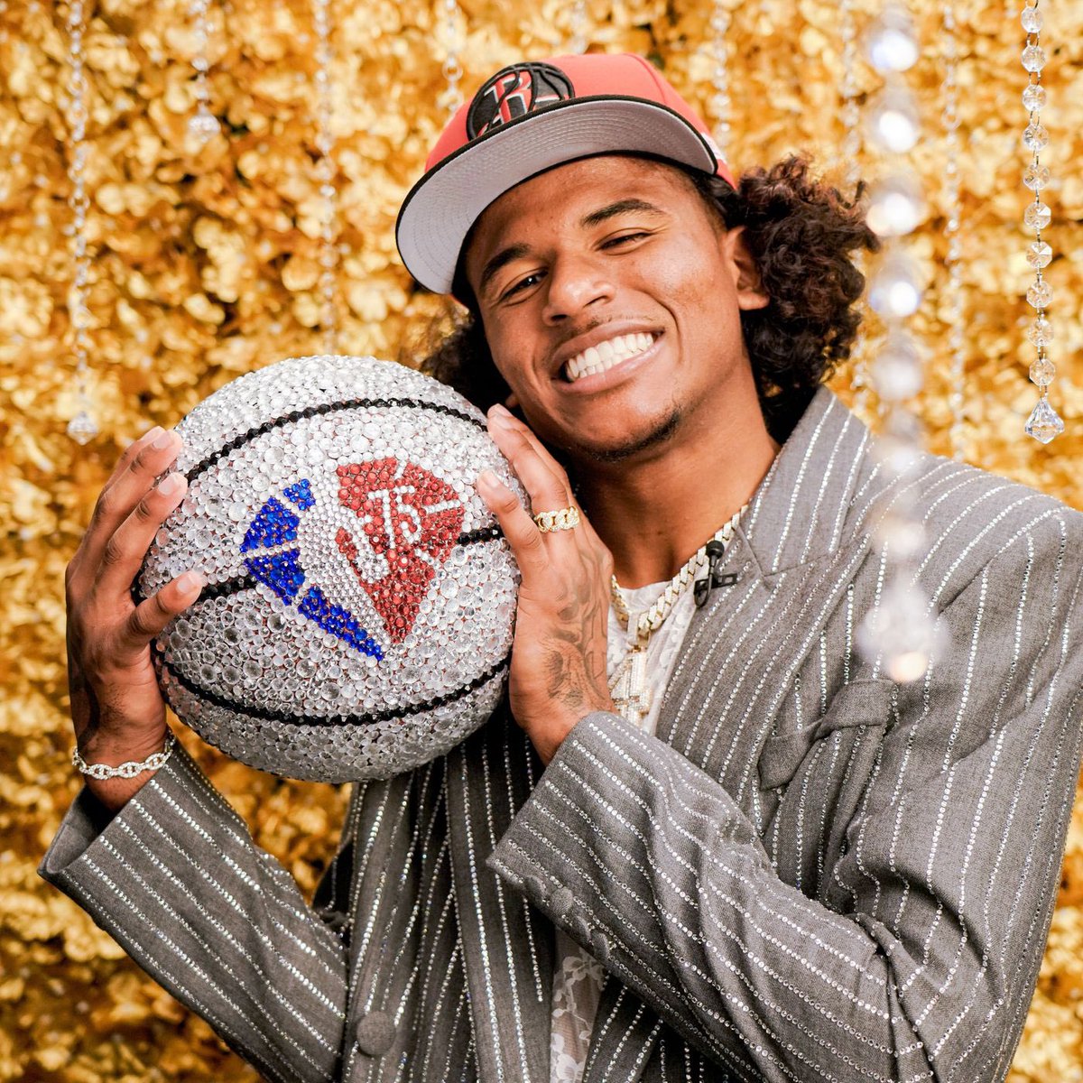CryLawson's tweet photo. You embraced the city. From a 19 year old kid to a now proud father. Through the cold streaks and the criticism, you kept pushing. The lows were low,but the highs were higher. It wasn’t supposed to end like this. Wishing you nothing but success. You’ll be missed. Good luck 4️⃣❤️😢 https://t.co/2m3GSfRTIi