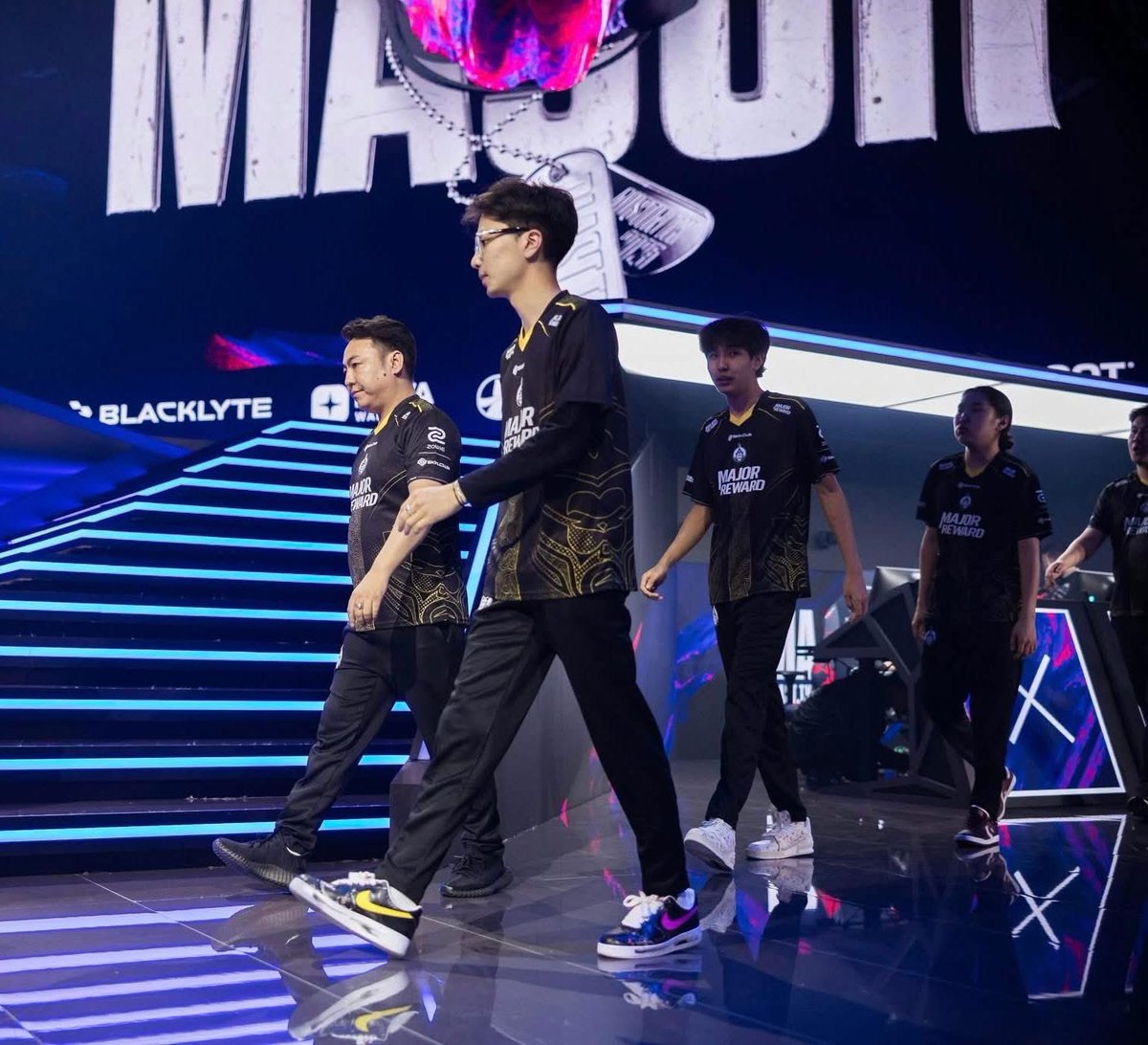 🔵Монгол залуус маань мэйжорын 2-р байр эзэлж, түүх бичлээ

Тэд дэлхийн шилдэг “Vitality” багд “2:1”-ээр ялагдаж, 2-р байрыг эзэллээ. Өмнө нь Азиас ямар ч баг мэйжорт ийм хол явж байгаагүй бөгөөд Азийн түүхийг бичиж, Монголоо сурталчилсан “The MongolZ”-ын залуустаа баярлалаа