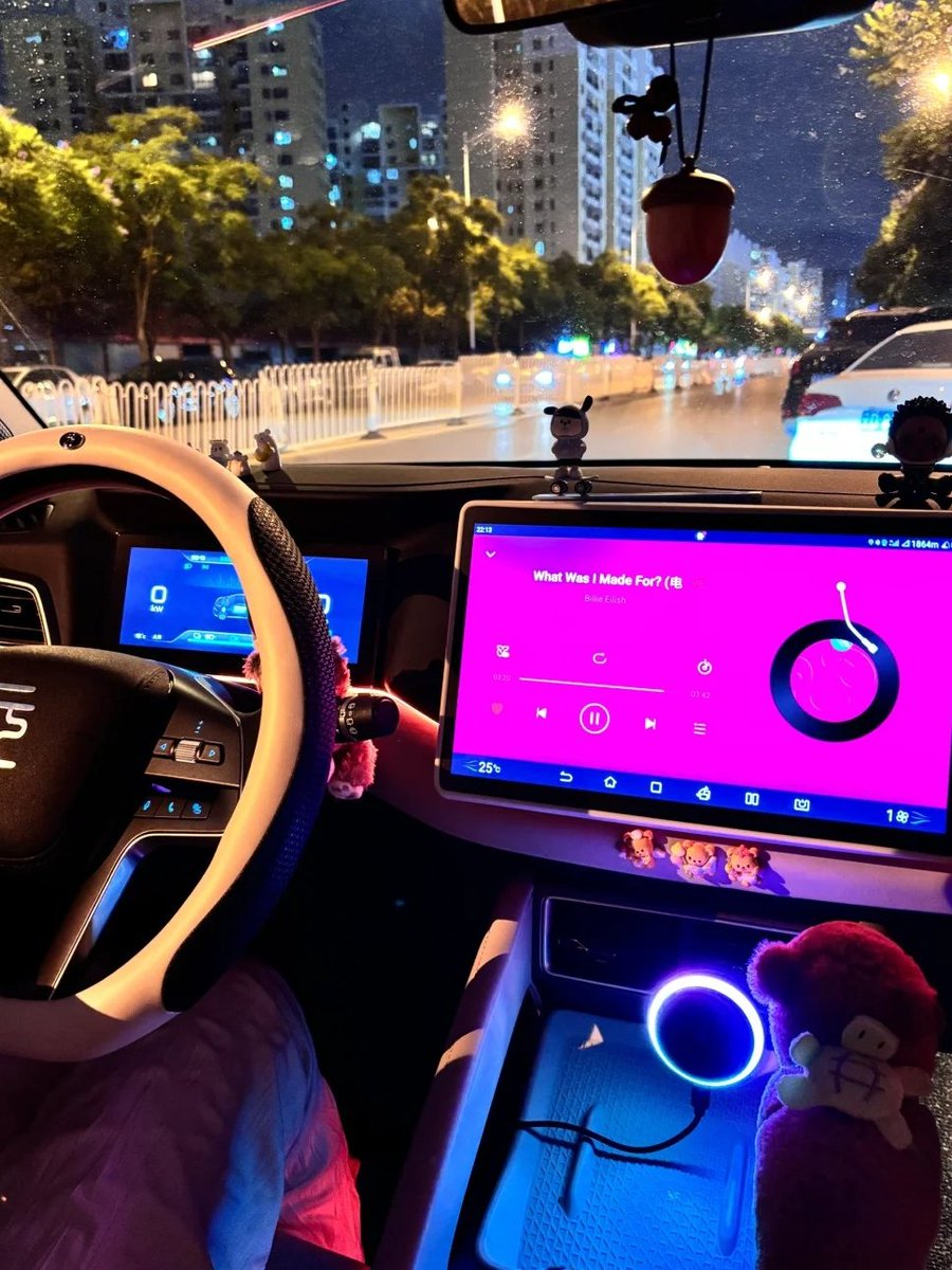 Hayley74365's tweet photo. The perfect blend of technology and comfort awaits you behind the wheel. #SmartDriving #CarLife #InnovationOnWheels https://t.co/TPkwzRUDcK