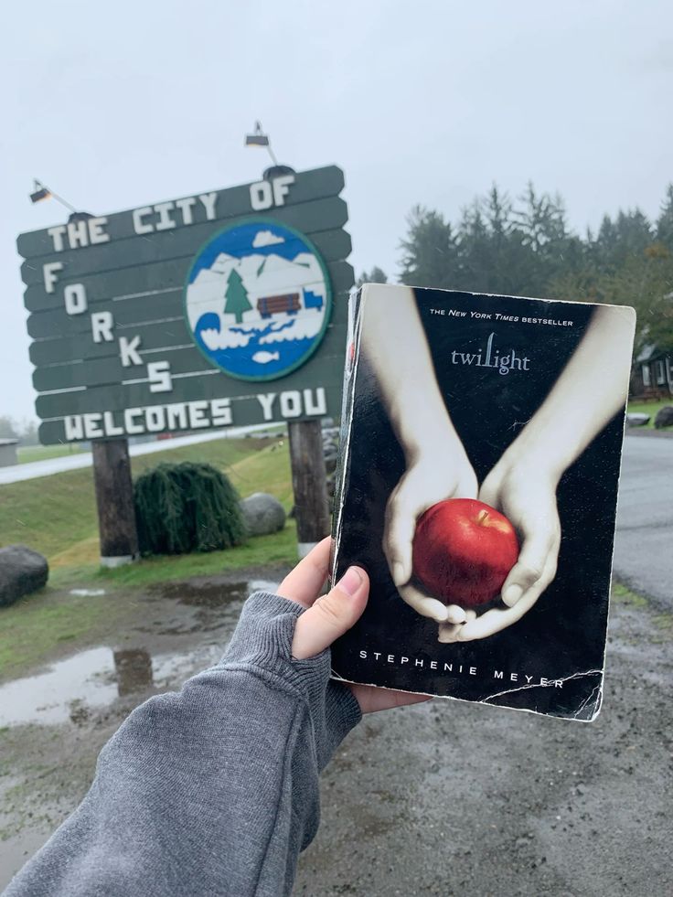 archivetwilight's tweet photo. the first book of the twilight saga was published and changed lives. https://t.co/e2VbLreyyW