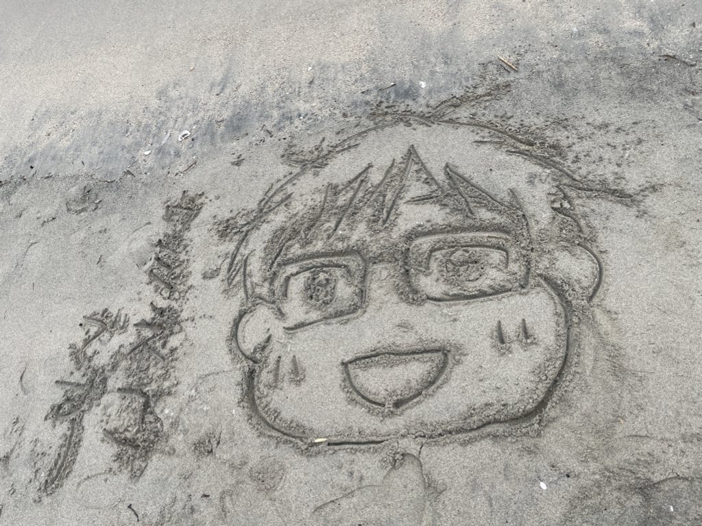 ma1tama's tweet photo. 砂浜に伊藤さんがマッカチンと勇利を描いて、私がヴィクトルとユリオを描くの図 https://t.co/r0P4ccz3KU