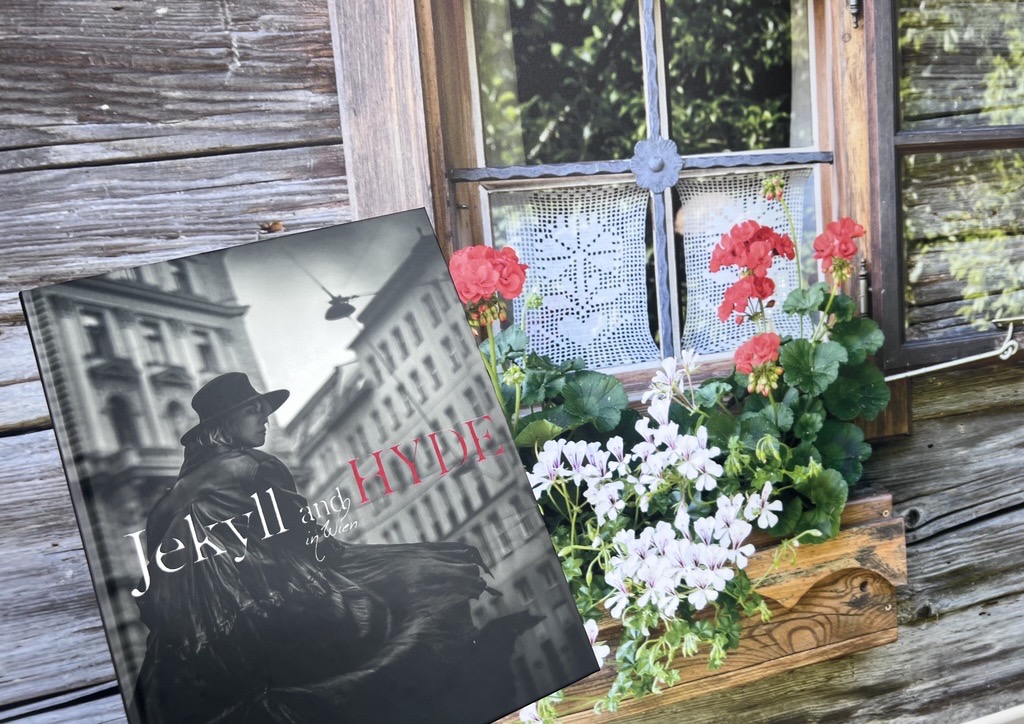 万博オーストリア館マスコットの赤白赤ちゃんと観光大使のライブにお