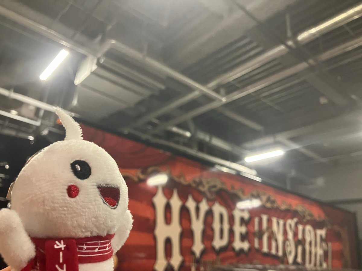 万博オーストリア館マスコットの赤白赤ちゃんと観光大使のライブにお