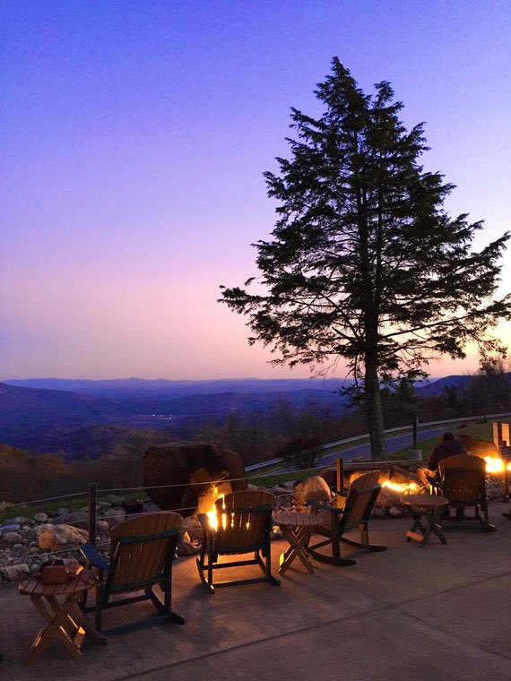 AmeliaMerica76's tweet photo. Good night from
North Carolina!

📍Switzerland Inn
Little Switzerland, NC https://t.co/1IfZZPmMJz