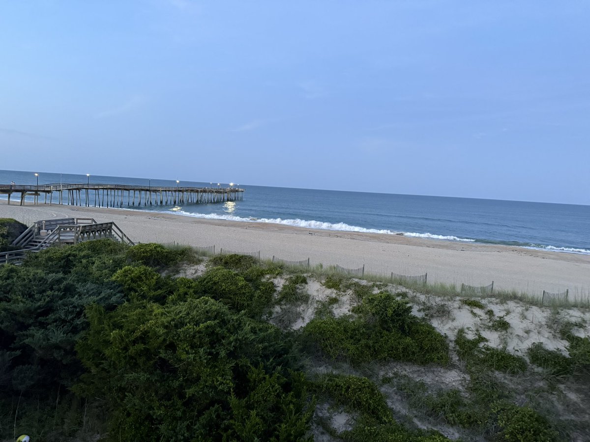 IBS4ME's tweet image. Have to walk a whole 30 ft to get to the beach/ocean
#whiteguyproblems