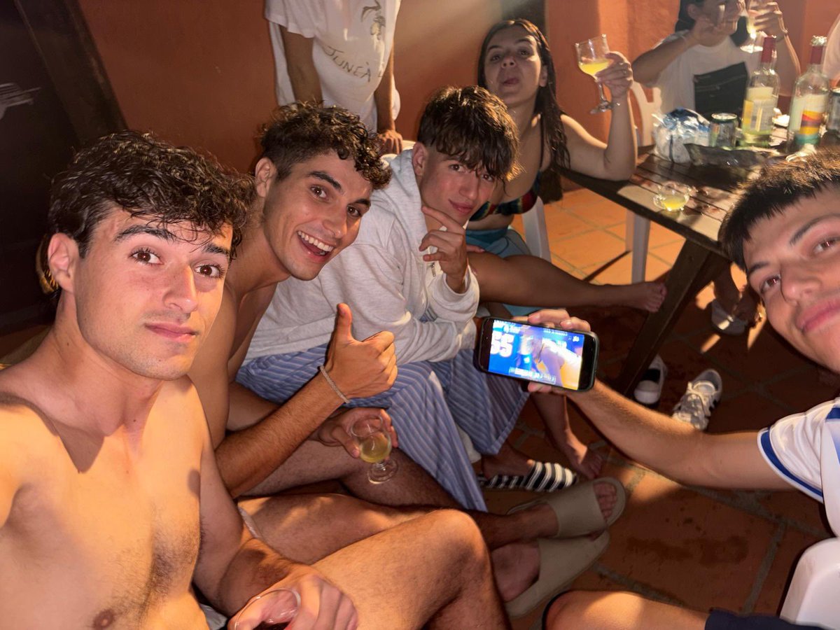 janmartii's tweet photo. 🤪Viendo desde Cerdeña!!!!#LasFinalesDeTodaLaVida 

#dormiresdecobardes https://t.co/0YpkjLpNmQ