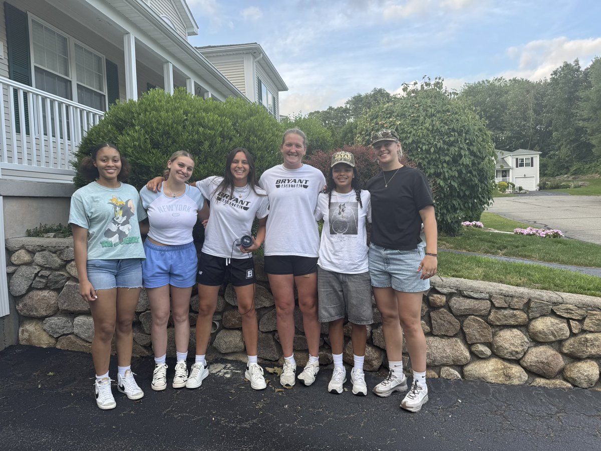 The 🐶s are back home! Fun times were had at tonight’s team dinner! #dawgsgottaeeatt