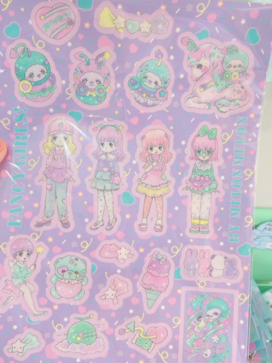 ハピバの2人とSpank!の2人が、メロンティックスターの住民になったよ〜🍈🪐💫
わーい❣我々をめろんくんの世界に入れてくれてありがとう❣🥰
イベントカラフルマップにて、『めろん・めろん』のステッカー発売中です💫