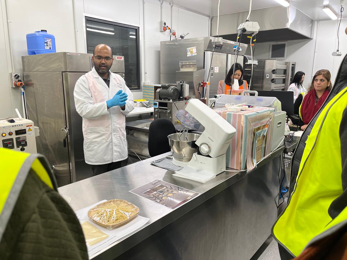 PakinAustralia's tweet photo. From bulk grain handling at Kwinana to GM canola fields in Brookton, Pakistani officials explored Australia's cutting-edge agri systems, food safety protocols, &amp; phytosanitary standards. 🌾🛡️
#PlantPakistan #AgTech #TradeDiplomacy https://t.co/kMIj8PzAjy