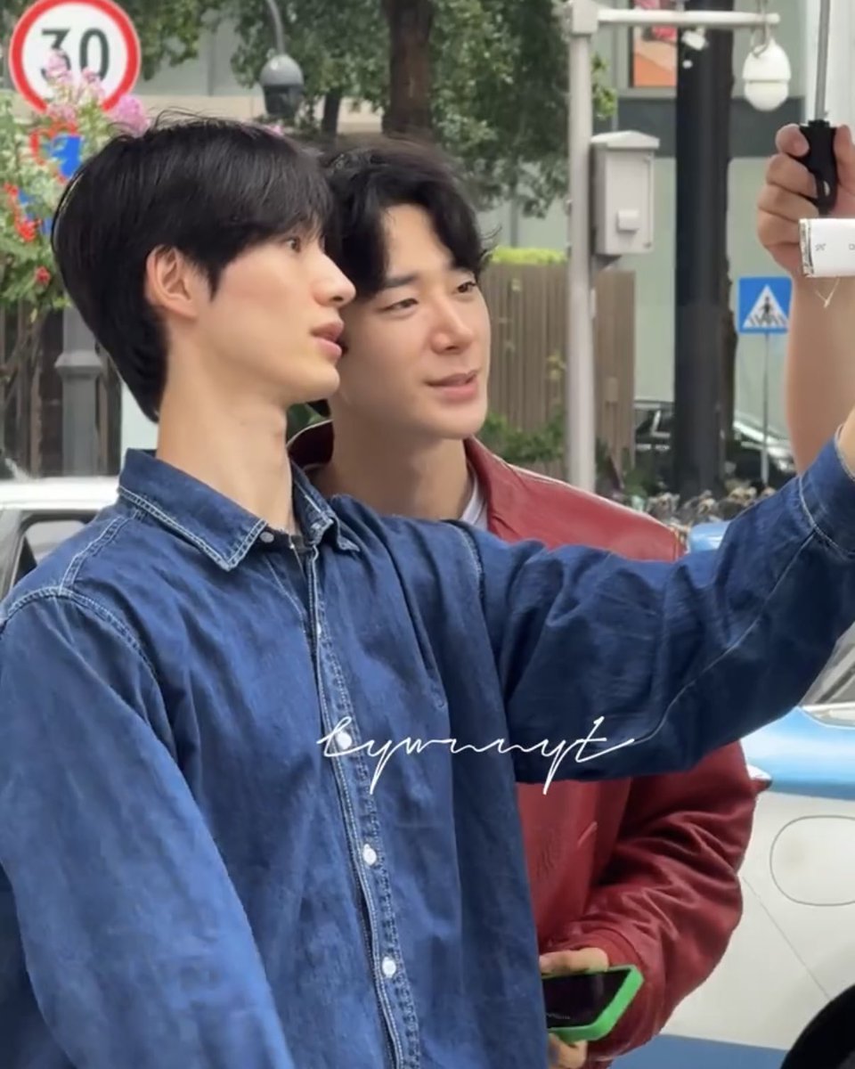 ttiippe's tweet photo. 레전드 커퀴 같은 부분

가까운 거리감
 +전면 찍고 있는 연상과
   +그런 연상 후면으로 찍고 있는 연하 https://t.co/M376CF1MBo