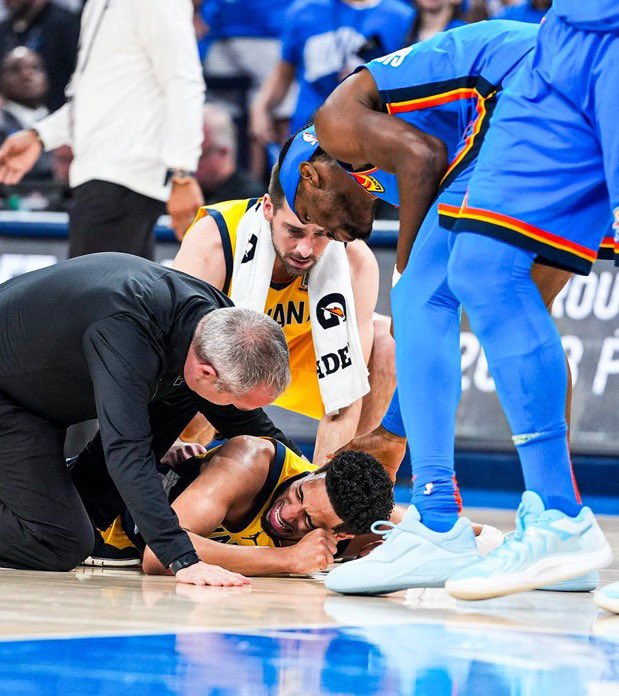 Shai Gilgeous-Alexander tried to comfort Tyrese Haliburton while he was down in a lot of pain 🙌