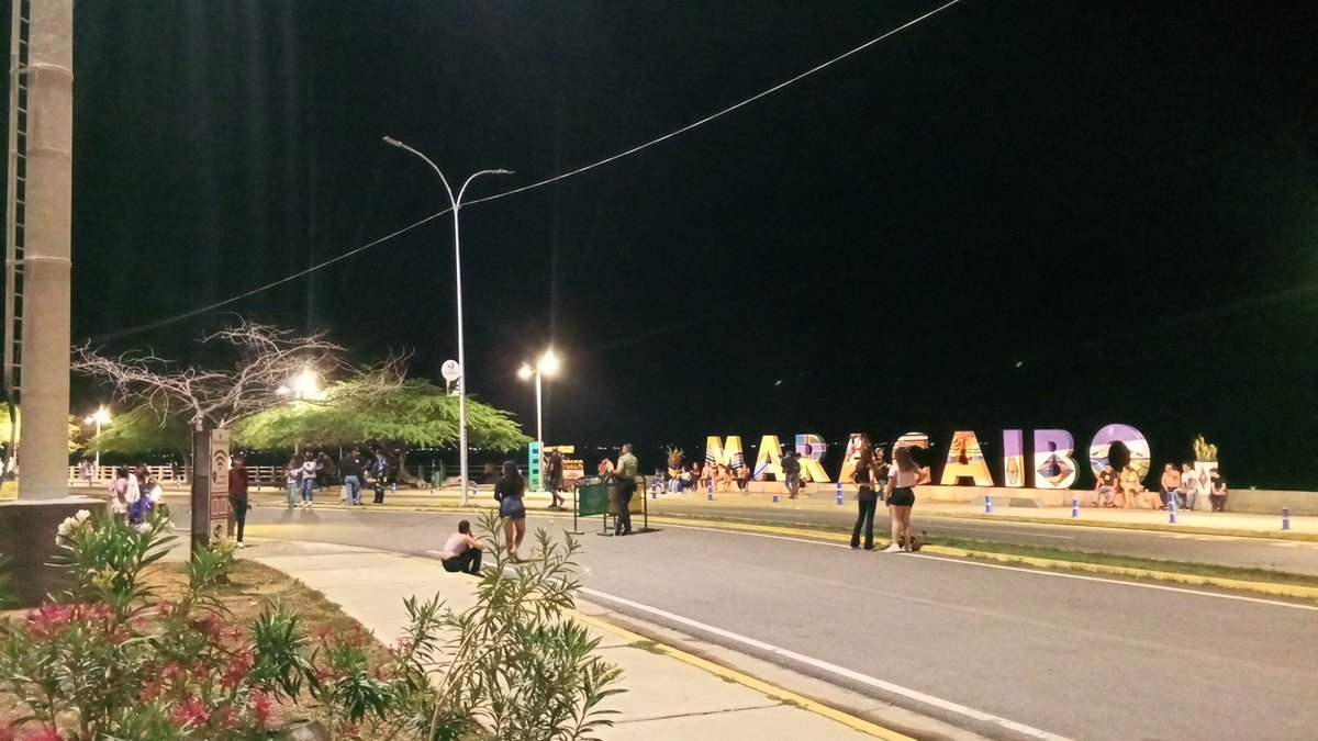 Por aquí 
Quien para conocer