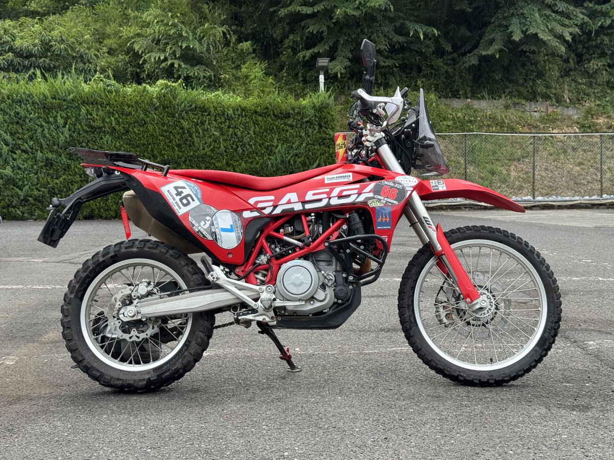 CzajkaMotors's tweet photo. 休みもらってたので朝から洗車して旅の汚れを落とした

リアタイの山がもうないよなと思いつつコマ練Classicに臨んだら空気圧0.9だったのにずるずる滑って怖かった

二日間の走行距離は964km、補充したガソリンは34L
. 
#GASGAS  #ES700 #gasgas700 https://t.co/5nYWyHQ6B3