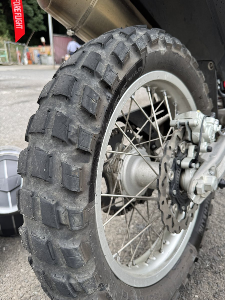 CzajkaMotors's tweet photo. 休みもらってたので朝から洗車して旅の汚れを落とした

リアタイの山がもうないよなと思いつつコマ練Classicに臨んだら空気圧0.9だったのにずるずる滑って怖かった

二日間の走行距離は964km、補充したガソリンは34L
. 
#GASGAS  #ES700 #gasgas700 https://t.co/5nYWyHQ6B3