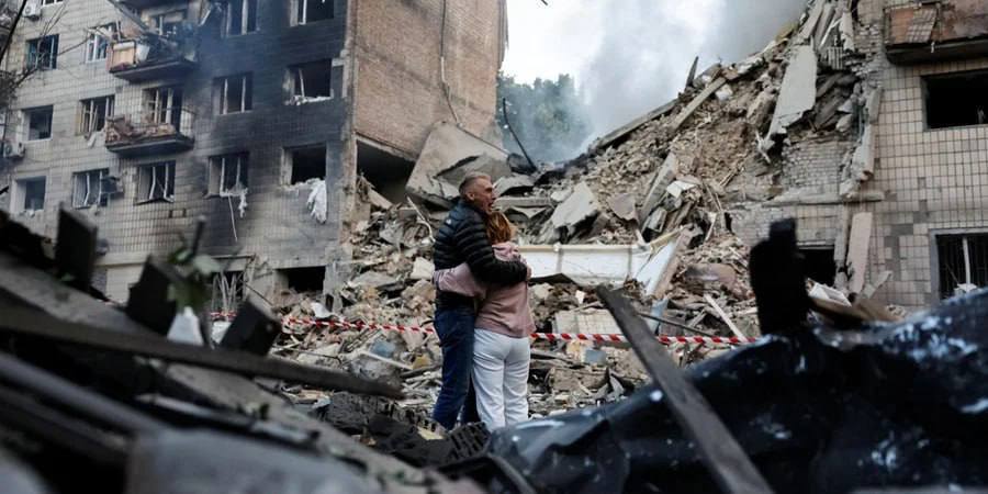 ♌🇬🇧🇺🇲. The world must see these photos.
But will it understand our pain? Our despair? Our grief?

This image is Ukraine.
A couple stands in front of a destroyed building in Kyiv. Their son remains buried under the rubble.
This is not just destruction. This is the agony brought
