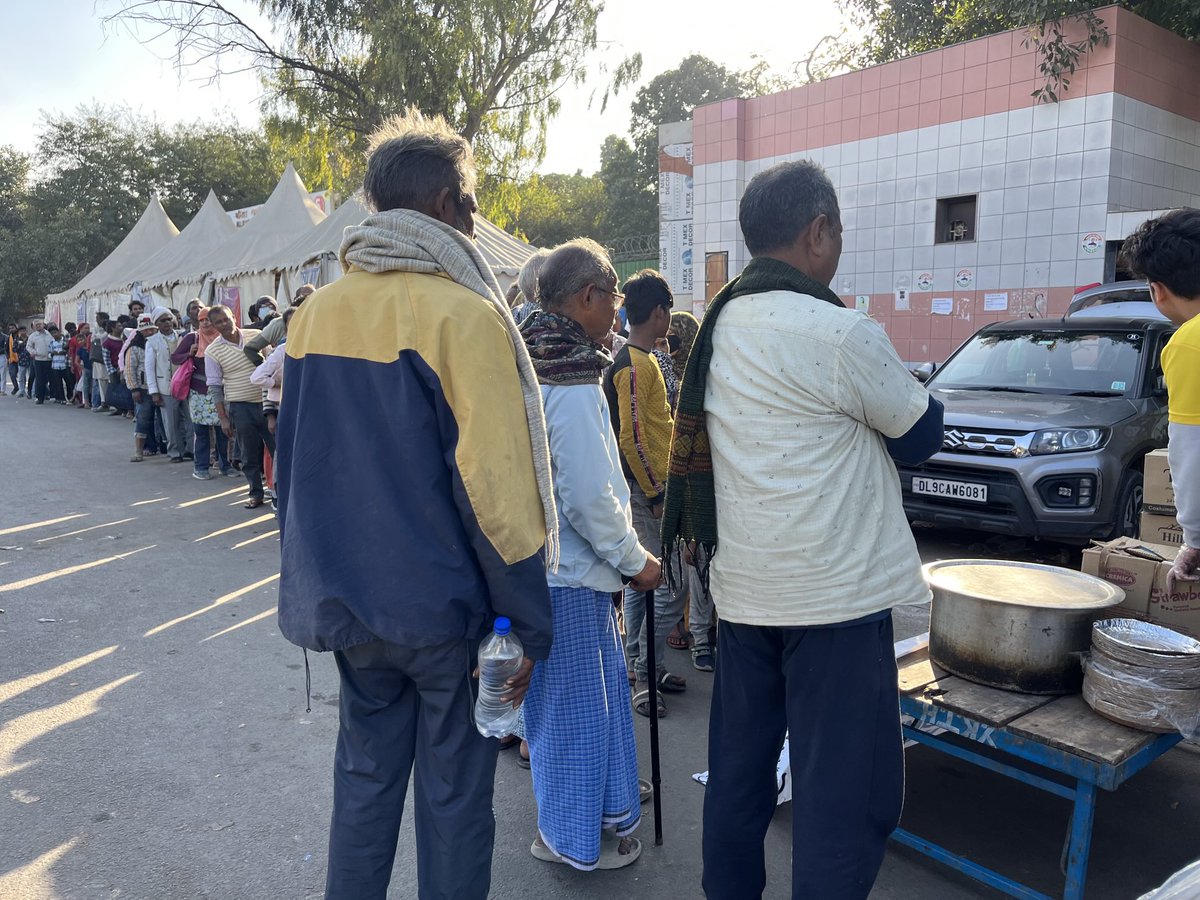 hnaconfederatio's tweet photo. “Another impactful free food distribution drive held outside AIIMS by HNA Confederation — serving hope, one meal at a time. 🍽️❤️ #FoodForAll #HNACares #SevaWithDignity” https://t.co/uXWiw34H91