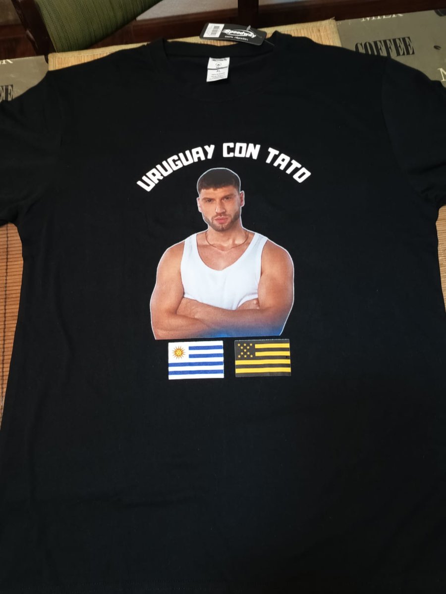 rodriuypy's tweet photo. Bandera de Tato ✅
Remeras de Tato ✅
Ansiedad ✅

Queda menos para vivir entre amigos las finales y la victoria de @TatoAlgorta  .
🎶.. Está es la banda de Tato. La que aguanta de verdad.. 🎶
@AugustoCamao 👑🐐

🇦🇷 TATO AL 9009
🇺🇾 VOTO TATO AL 7020

#GranHermano #GHxTato https://t.co/RGTxjJn8F4