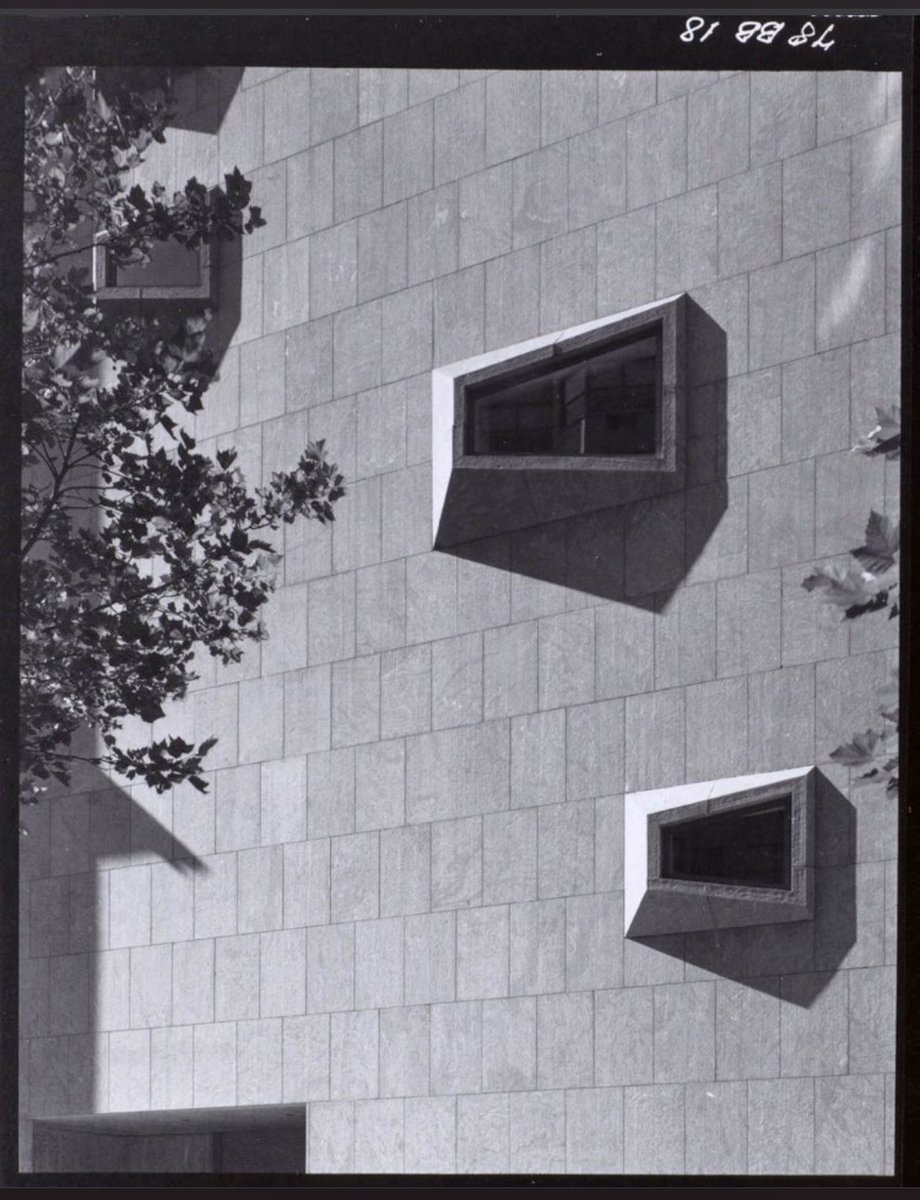 El aporte de Baukunst Academy en la reutilización de la arquitectura moderna como una valida y actual forma de hacer arquitectura. Sobretodo por la escasez y la perdida de sentido de la arquitectura contemporánea que esta ante su fin. La IA, los LLM y la arquitectura moderna son.