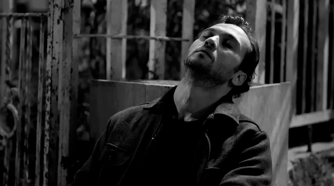 İmre'nin kapısında yatan bir Devran (temsili).
"Çünkü o gün kapıma geldiğinde..." : "bana olan hisslerinle savaşacaksın" ve "artık herşey için çok geç olmuş olacak..."
#İmDev