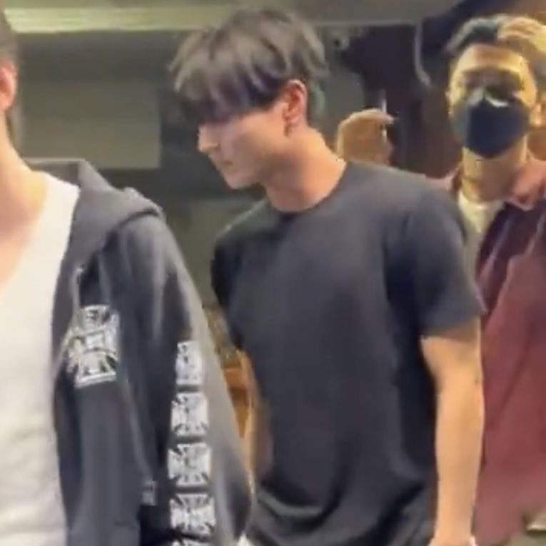 PIC0209's tweet photo. THIS YANG JUNGWON IN BLACK SHIRT OMG!? https://t.co/YurwifsROC