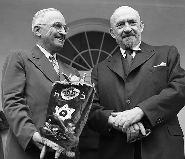 El presidente estadounidense Harry S. Truman (izquierda) es el único líder de estado que ha usado armas nucleares contra la humanidad: en Hiroshima, Truman mató al menos a 100.000 civiles el 6 de agosto de 1945, y tres días después en Nagasaki, a unos 80.000 civiles.

Nagaski