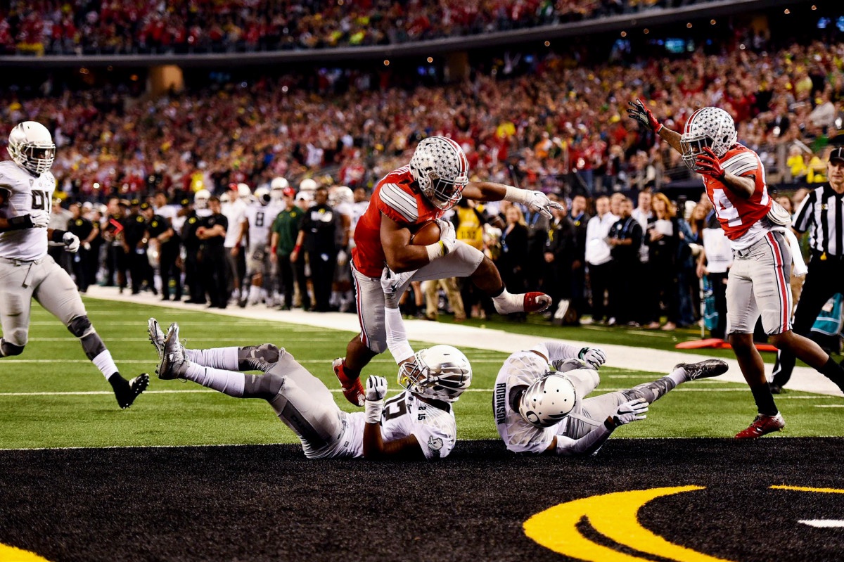 Basic_CFB's tweet image. Ezekiel Elliot trucks his way into the endzone during the 2015 CFB National Championship game. Ohio State won 42-20.
#OhioState #Buckeyes