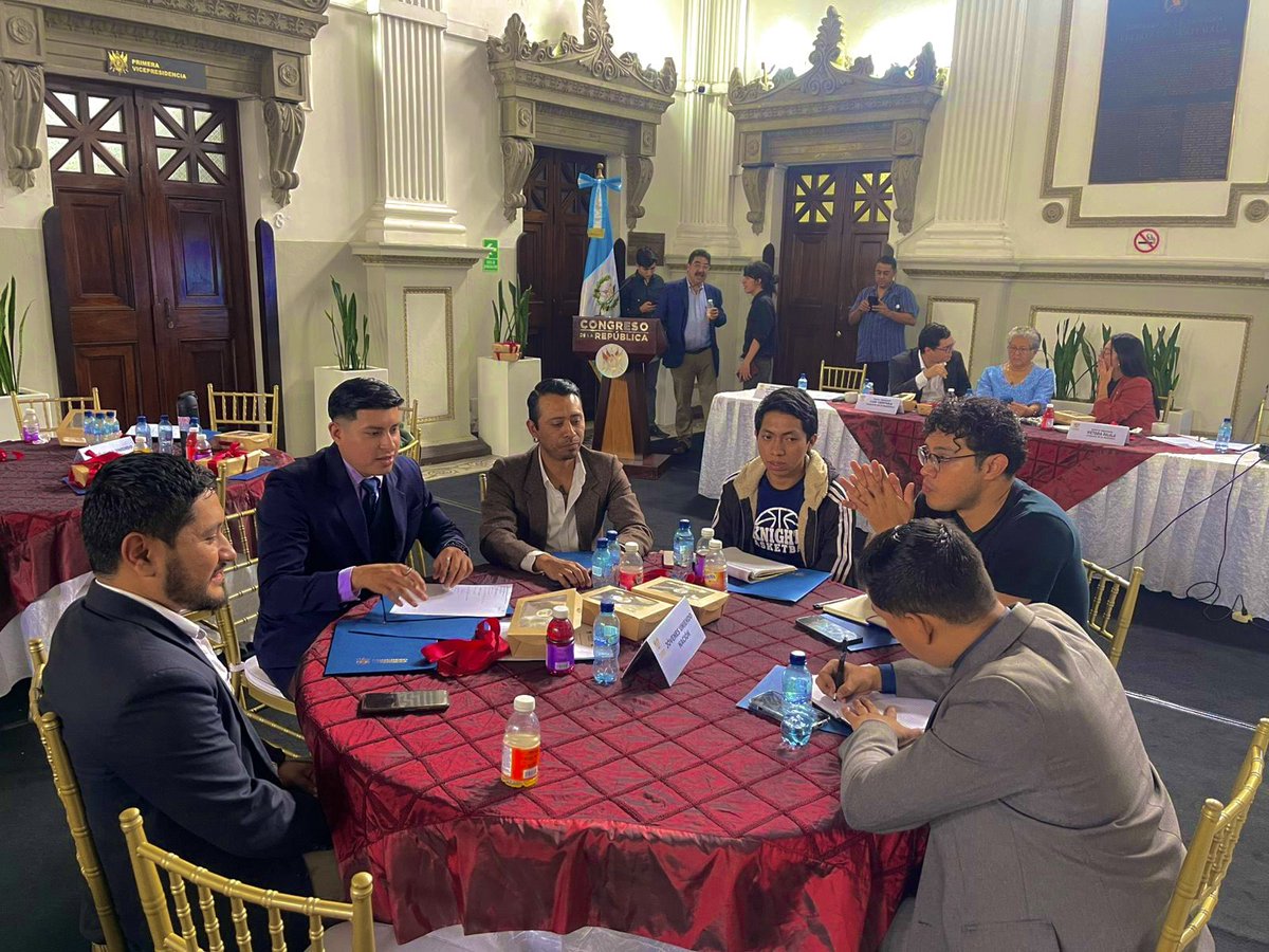 JUNGuatemala's tweet photo. El 20 de junio, desde JUN realizamos nuestro 2º encuentro “Del diálogo a la acción” en el Congreso. Juventudes de distintos departamentos trabajamos propuestas de ley en temas como educación, salud, juventud y más. ¡La política también es nuestra! 🇬🇹✊ https://t.co/zRN8WoEppt