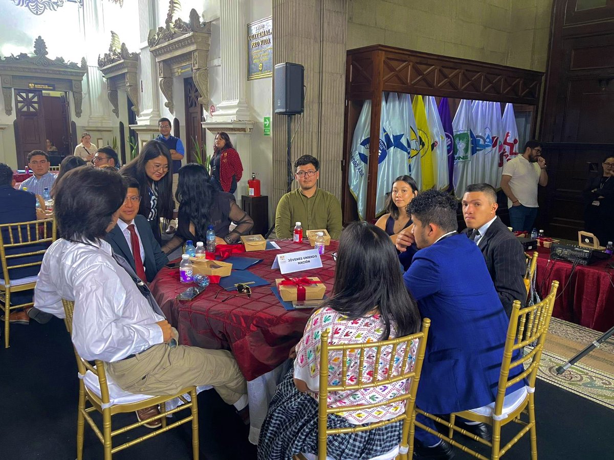 JUNGuatemala's tweet photo. El 20 de junio, desde JUN realizamos nuestro 2º encuentro “Del diálogo a la acción” en el Congreso. Juventudes de distintos departamentos trabajamos propuestas de ley en temas como educación, salud, juventud y más. ¡La política también es nuestra! 🇬🇹✊ https://t.co/zRN8WoEppt