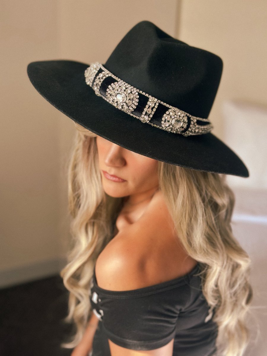 MiriahTurner's tweet photo. Essentials for country music festival season from Camille W Fashion on Etsy! https://t.co/6fXtBa8TnG https://t.co/Ln5vRg8HQf