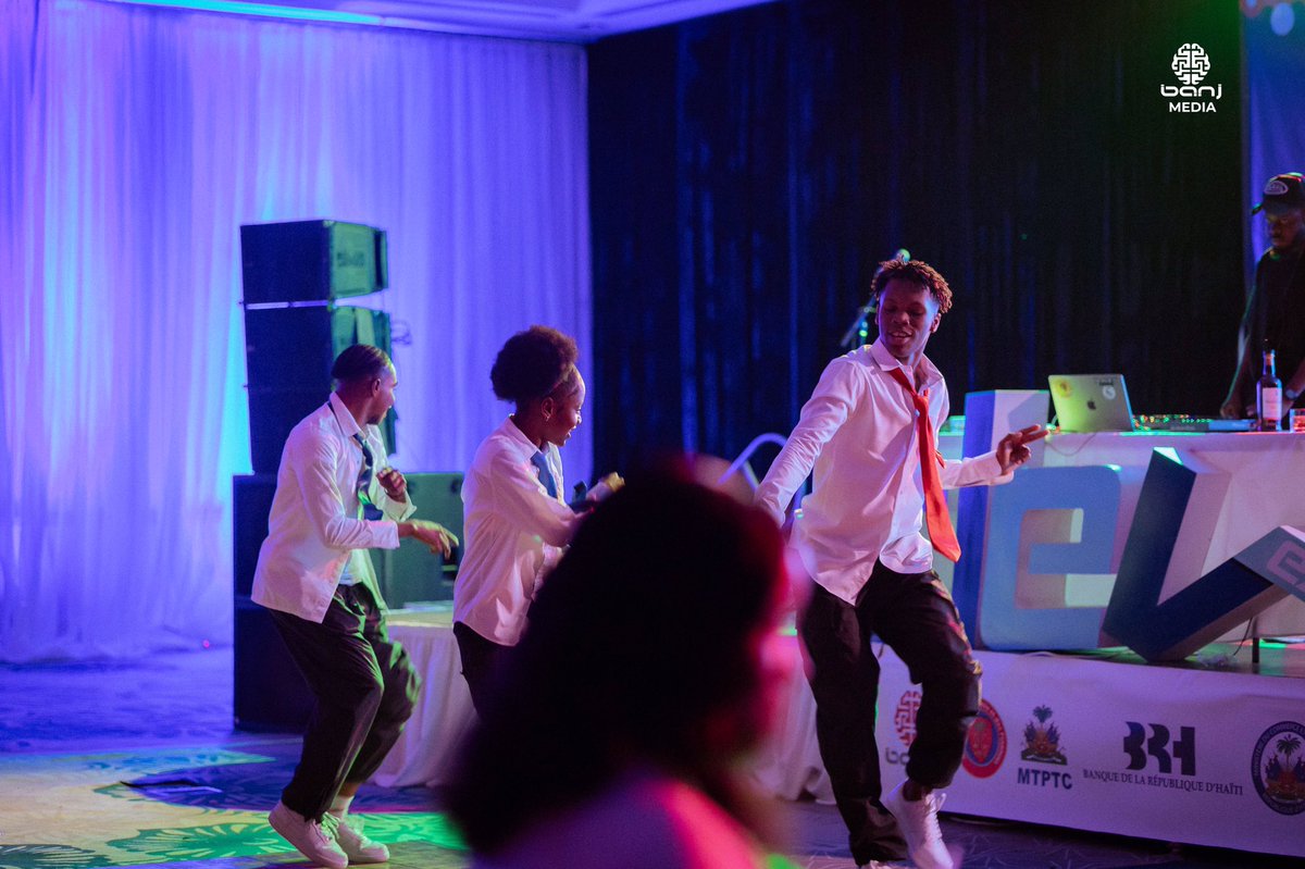 L’ambiance était électrique.

Chaque son lancé par le DJ faisait vibrer la foule.
Les lumières, les rires, les pas de danse… tout se mélangeait dans une énergie contagieuse.
On parlait, on dansait, on vibrait ensemble.

DevFest, c’était plus qu’une after, c’était un moment