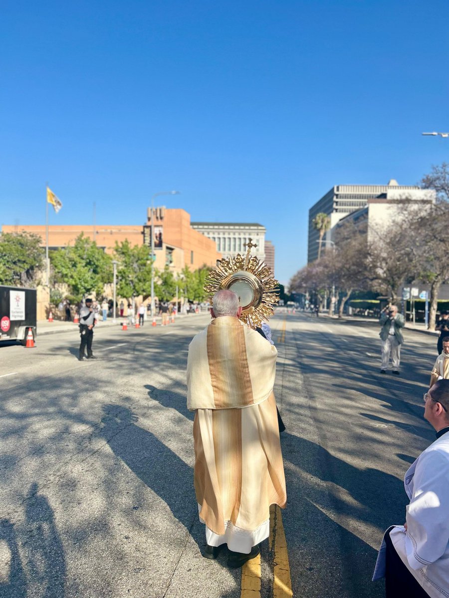 pablo_kay's tweet photo. Before the end of today's Eucharistic Procession in the Cathedral Plaza, @ArchbishopGomez stepped out to bless the city of Los Angeles. https://t.co/9xJadfSMF9
