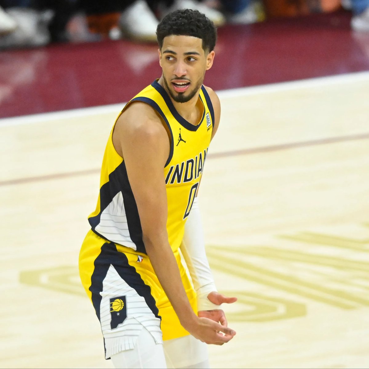 BronMuse's tweet photo. IT IS OFFICIALLY HALFTIME.

THE PACERS LEAD BY ONE POINT.

DO IT FOR HALIBURTON 🙏 https://t.co/HfjILrL2Y4