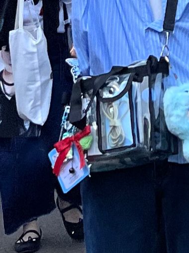 appleebear's tweet image. help rt/like

ada yg nemu caholl beserta perintilan nya gak yah pas allobank tadi mlm?
Ada 3 pc eric+haruto+unit pake cahol deco biru sama ada printilan lain ilang se carabinner nya.

tolong guyss ini punya temen ku