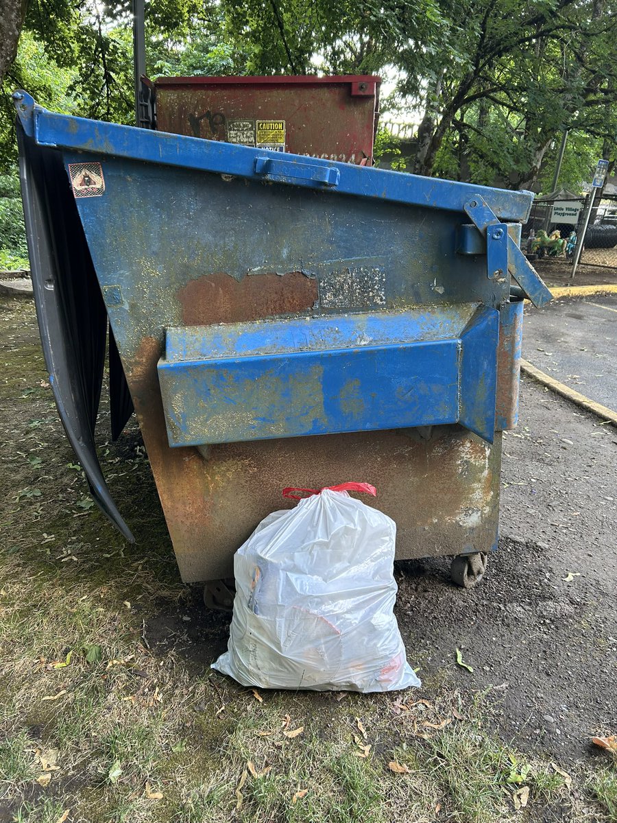 Jasonleevb's tweet image. Picking up trash in your neighborhood keeps the oceans clean. I picked up that bag of trash a long a subsidiary creek of the Willamette River. Amongst the trash in that bag is 8 plastic straws, so basically I saved 8 sea turtles today without leaving my neighborhood. #america