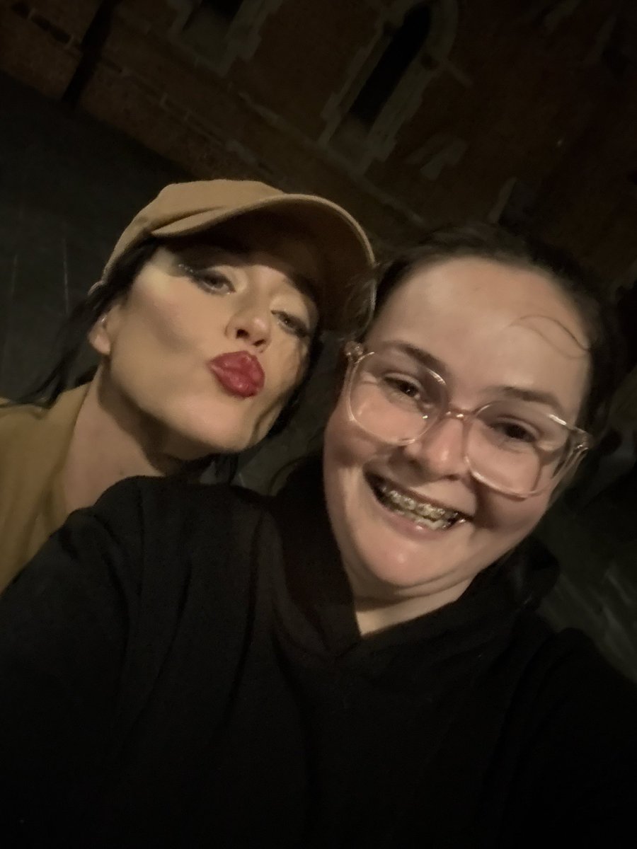 Nova foto de Katy Perry com uma fã, após o show da “The Lifetimes Tour”, ontem à noite, em Perth.