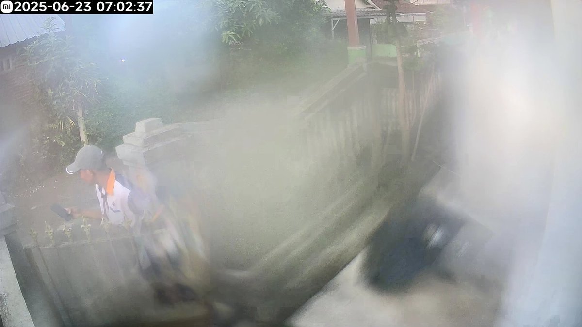 prianthon's tweet photo. @pln_123 petugasnya terburu buru sepertinya jadi lupa tutup pintu lagi nih, ada balita, btw cctv outdoor rembes hujan 😂 https://t.co/3rIAZJrEAF