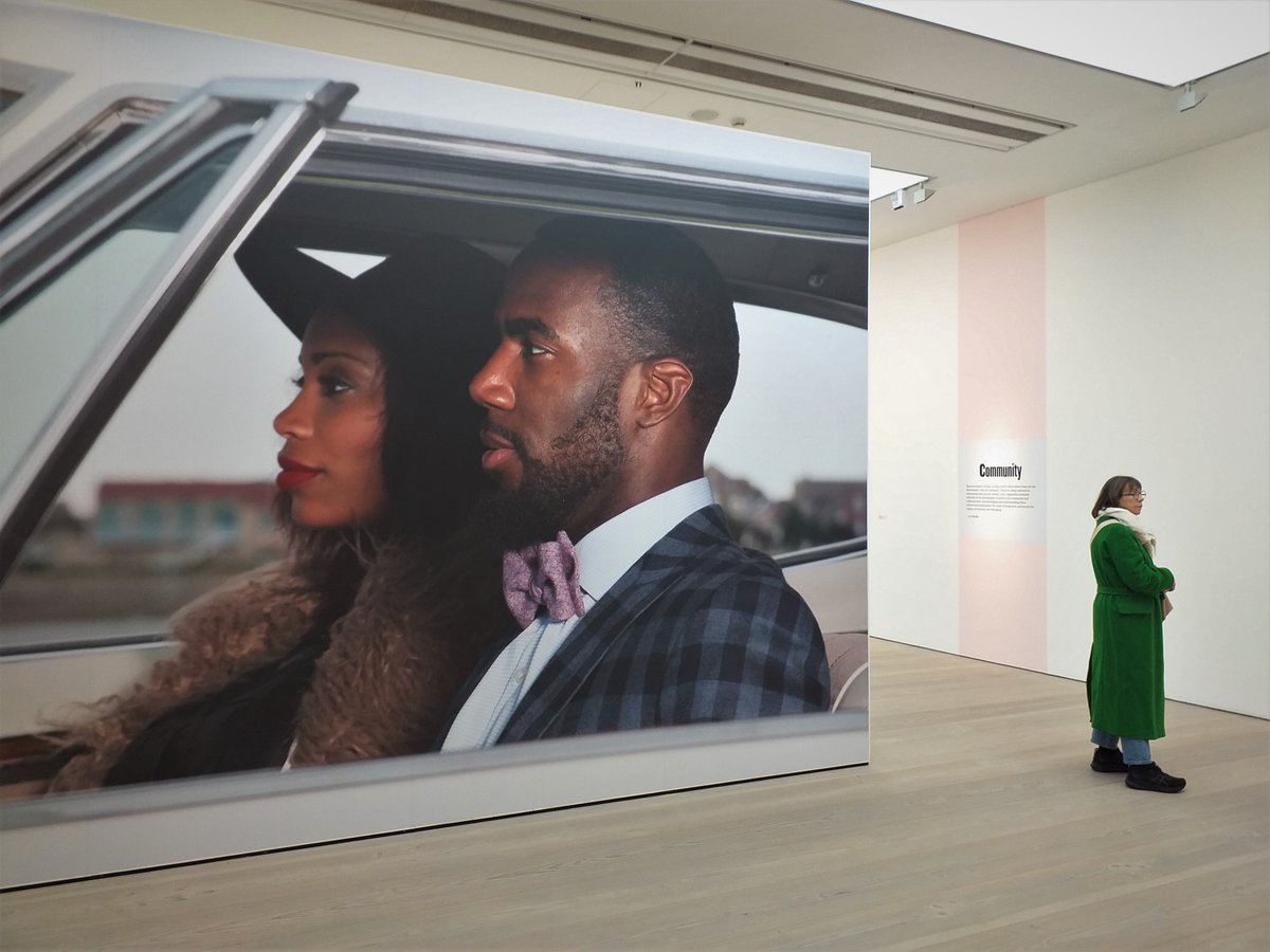 nicholas_sack's tweet image. Figures at an exhibition
Saatchi Gallery: L. Kasimu Harris, 2024
#photography #photograph #streetphotography #LKasimuHarris #Saatchi #exhibition #gallery #show #AsWeRise #BlackAtlantic #woman #man #figures #visitor #viewer #spectator #car #driver #America #USA #London #Chelsea